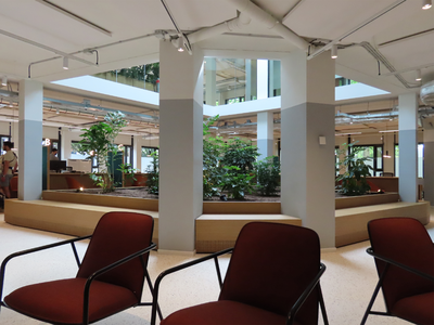 915049 Afbeelding van het centrale deel op de begane grond van het vernieuwde Wijkservicecentrum Vleuten-De Meern ...